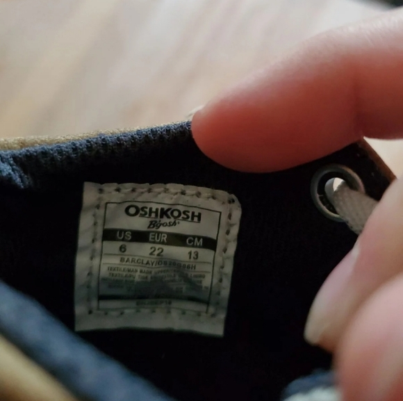 NWOT Oshkosh high top sneakers boys size 6 - Picture 2 of 2